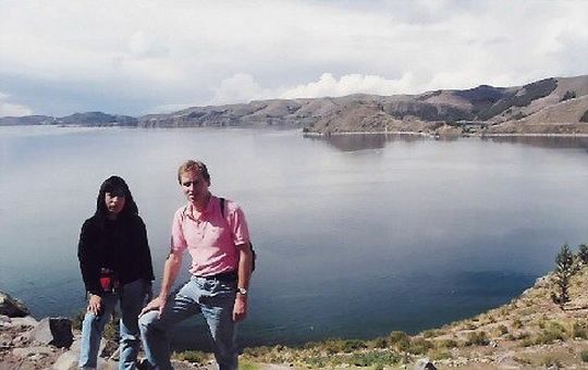 Nataly y Nicolas con el lago Titicaca al fondo