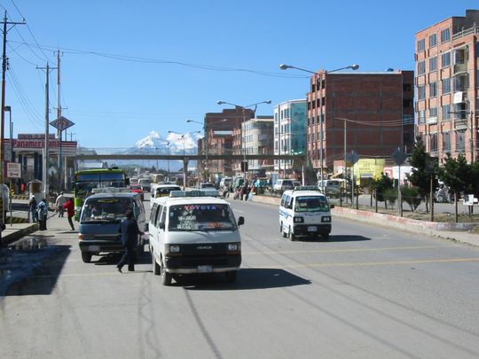 Avenida en El Alto el nevado Illimani al fondo