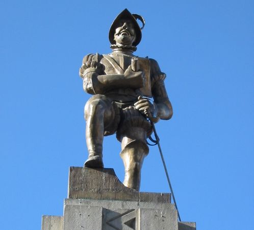 Statue of Alonso de Mendoza, founder of La Paz
