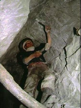Minero picando la roca