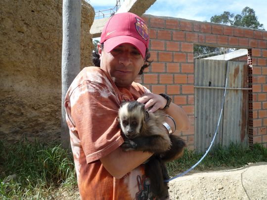 Carlos y un mono capuchino domesticado