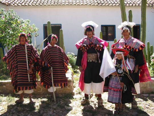 Danseurs et musiciens de Phujllay au muse artisanal