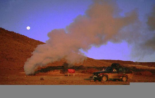 Grand geyser de Sol de Maana au lever du jour