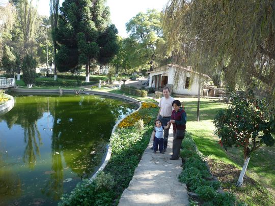 Mary, Nicolas y Fabien al lado del pequeo lago