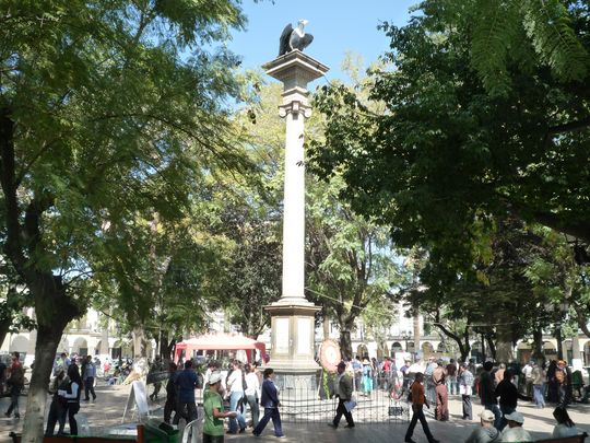 Estatua de cndor en la Plaza 14 de Septiembre