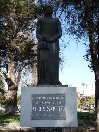 Estatua de la poeta feminista Adela Zamudio en el Prado Estatua de la poeta feminista Adela Zamudio en el Prado