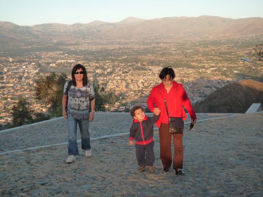 Nataly, Fabien y Mary a los pies de la estatua del Cristo Nataly, Fabien y Mary a los pies de la estatua del Cristo