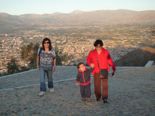 Nataly, Fabien y Mary a los pies de la estatua del Cristo