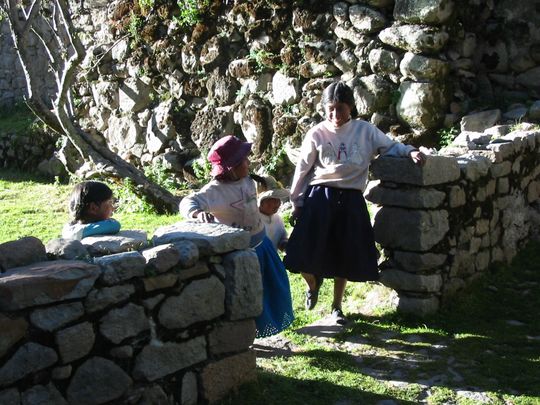 Jvenes jugando cerca del Bao del Inca