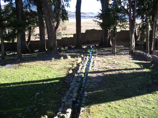 Canal d'eau reliant la fontaine au Bao del Inca