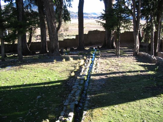 Water canal between the fountain and Bao del Inca