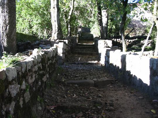 Chemin de pierres menant au Bao del Inca