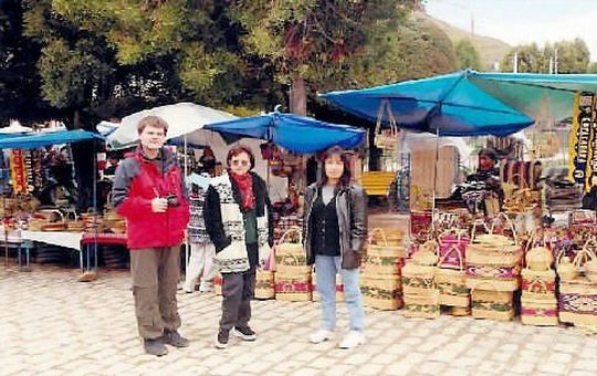 Istvan, Mary y Nataly en el mercado artesanal