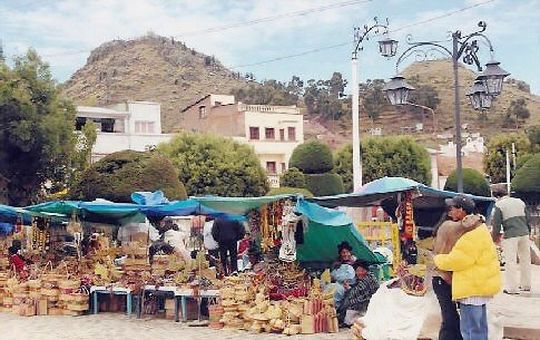 Mercado artesanal en la Plaza 2 de Febrero Mercado artesanal en la Plaza 2 de Febrero