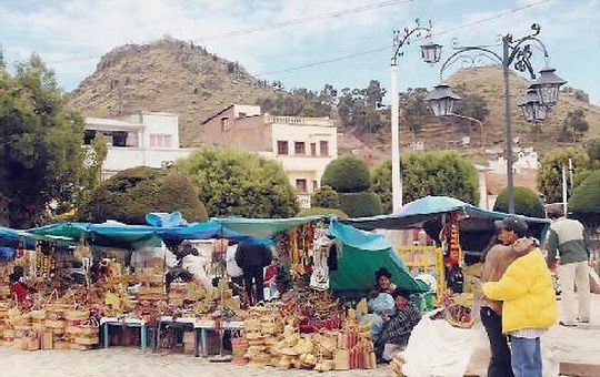 Mercado artesanal en la Plaza 2 de Febrero