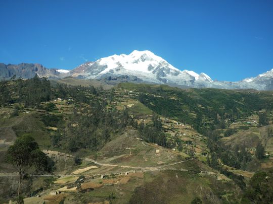 Illampu dominando el valle de Sorata