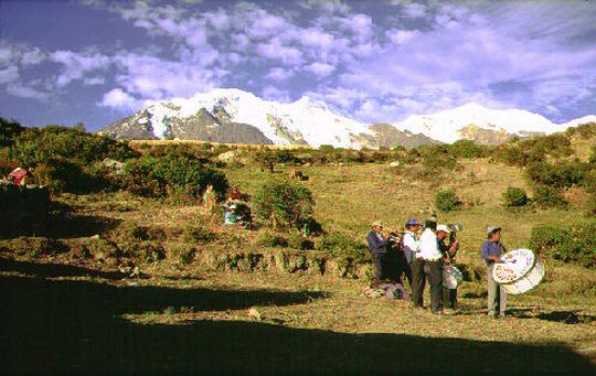 Banda de matrimonio, a los pies del Illimani