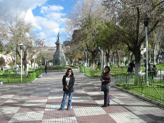 Mary y Nataly en la Plaza San Pedro