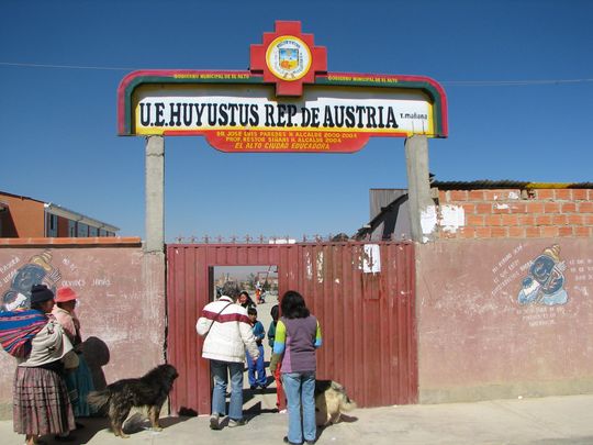 Entrada de la escuela Huyustus en El Alto Entrada de la escuela Huyustus en El Alto