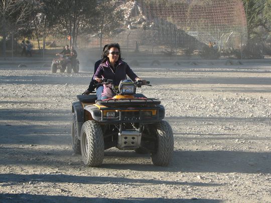 Nataly sobre una moto quad en el parque vecino del zoolgico