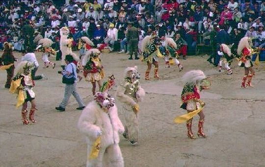 Diablas China Supay y el oso bailando la diablada