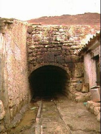 Entre de la mine, avec sang de lama sacrifi sur les murs