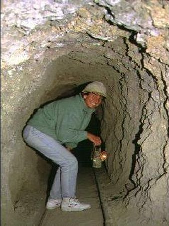 Monique toujours aussi rassurée dans la mine Monique toujours aussi rassurée dans la mine