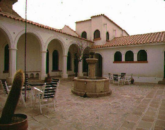 Patio de l'hôtel Colonial Patio of the Colonial hotel