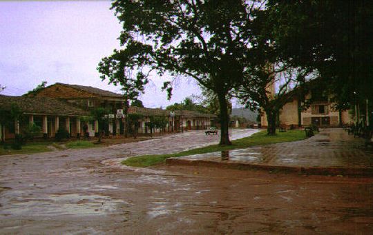 Fuerte lluvia en la plaza principal Fuerte lluvia en la plaza principal