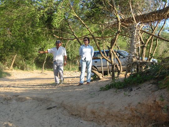 Nataly y Gastn en las orillas del ro Piray