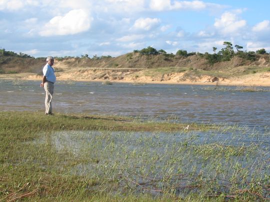 Gastón en el borde de la laguna Gastón en el borde de la laguna