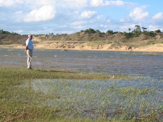 Gastn en el borde de la laguna