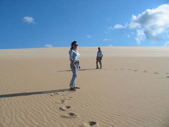 Nataly y Gastón en las dunas de arena Nataly y Gastón en las dunas de arena