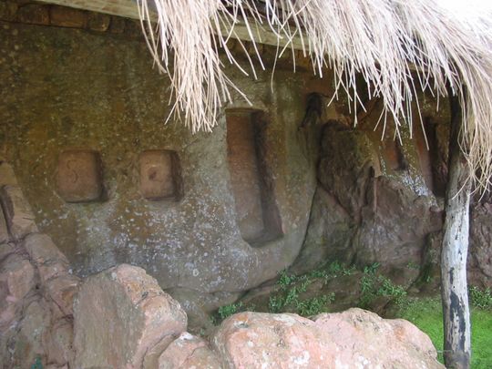 Nichos tallados en la roca Nichos tallados en la roca
