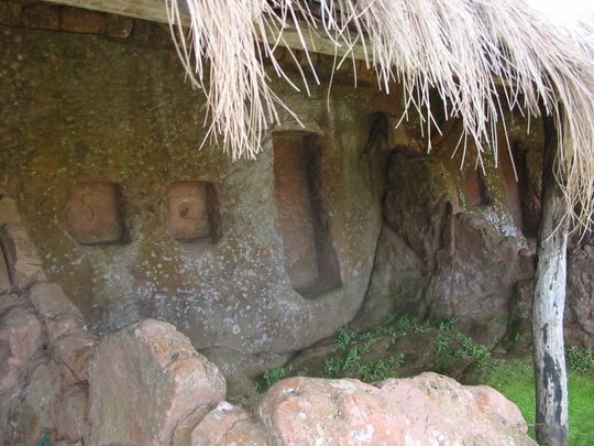 Niches sculptes dans la roche