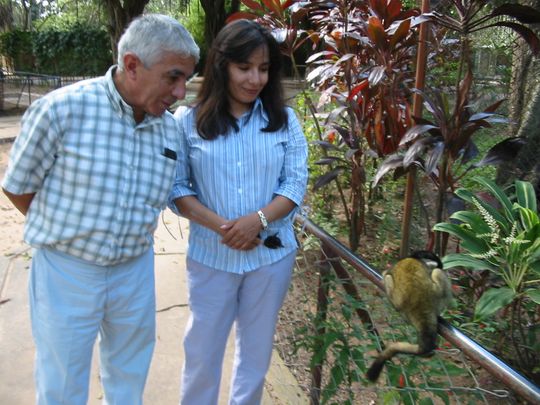 Nataly et Gastón apprivoisant un singe Saimiri Nataly et Gastón apprivoisant un singe Saimiri