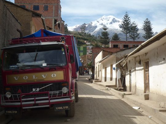 Calle de Sorata con el nevado Illampu al fondo