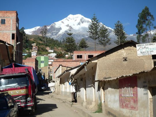 Calle de Sorata con el nevado Illampu al fondo