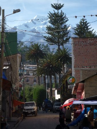 Calle de Sorata con el nevado Illampu al fondo