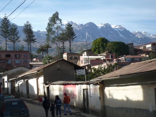 Calle de Sorata con el Ancohuma al fondo