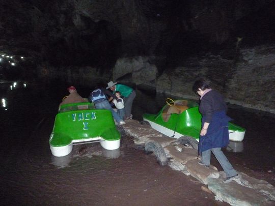 Embarque en uno de los dos hidropedales de la cueva Embarque en uno de los dos hidropedales de la cueva