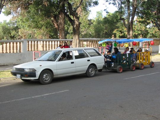 Quick tour by train around Simn Bolvar Park