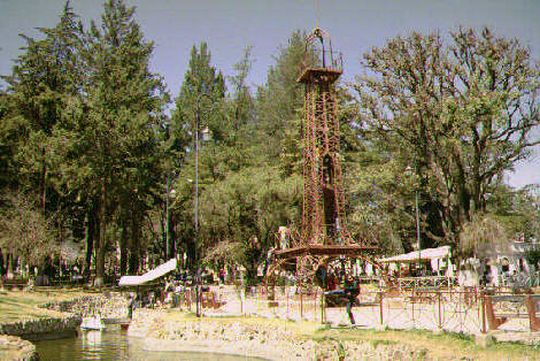 Torre Eiffel en el parque Simón Bolívar Torre Eiffel en el parque Simón Bolívar