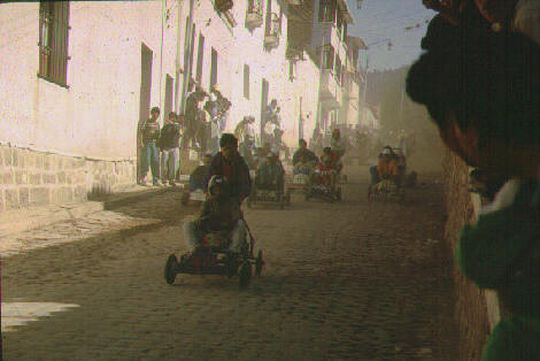 Course de carrioles dans les rues de Sucre