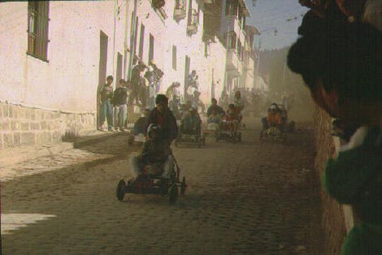 Carrera automovilística en las calles de Sucre Carrera automovilística en las calles de Sucre