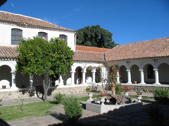 Primer claustro del convento Primer claustro del convento
