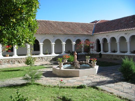 Primer claustro del convento Primer claustro del convento