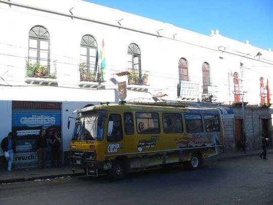 Autobús que lleva los turistas de Sucre a Tarabuco Autobús que lleva los turistas de Sucre a Tarabuco