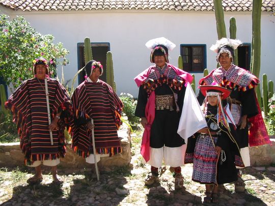 Bailarines y músicos Phujllay en el museo de artesanía Bailarines y músicos Phujllay en el museo de artesanía
