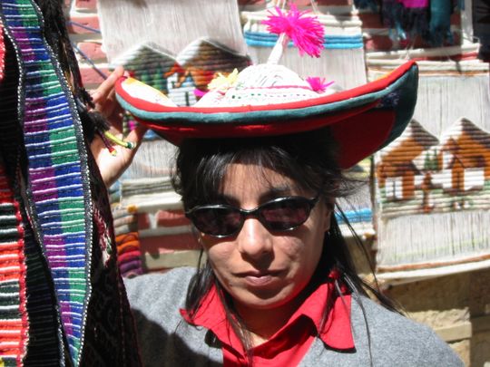 Nataly probando un sombrero plano tpico de las ustas